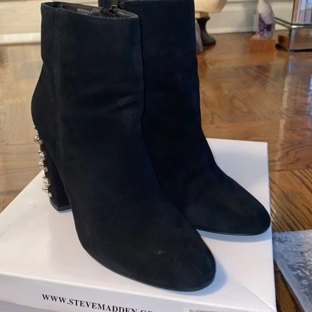 Steve Madden limited ed.Black Sued Yevette Jeweled with pearls heel ankle boots